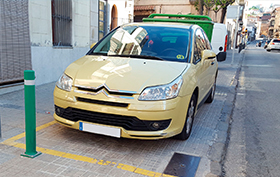 pilona a-flex verde con placa instalada