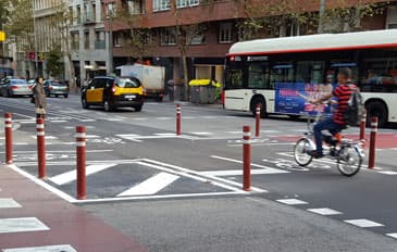 pilonas a-resist dt instaladas en carril bici barcelona