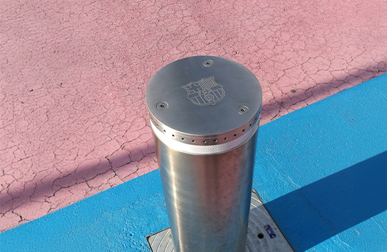 pilona con logo grabado pilona con logo grabado