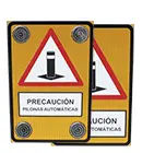 señal precaución pilonas