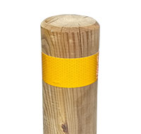 detalle pilona madera con cinta reflectante