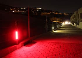 pilona urban con leds verticales instalada