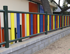 vallas metalicas de colores parque