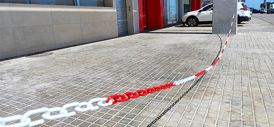 cadenas rojas y blancas instaladas