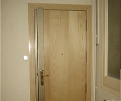 puerta blindada blanca