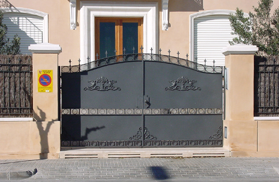 puerta forja instalada