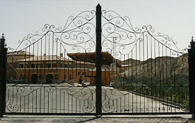 puerta forja instalada