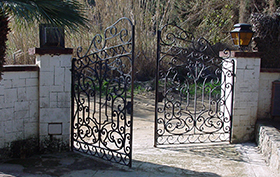 puerta forja instalada