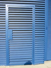puerta veneciana hierro azul