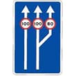 señal de trafico Paso de dos a tres carriles de circulación con especificación de la velocidad máxima en cada uno de ellos