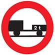 Señal de trafico Entrada prohibida a vehículos de motor con remolque, que no sea un semirremolque o un remolque de un solo eje