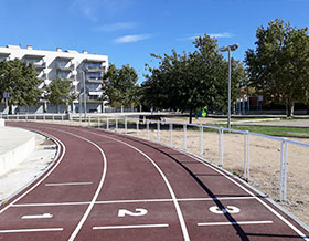 barandilla perimetral pista atletismo