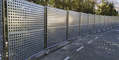 Cerramientos metálicos con chapa perforada cuadrada