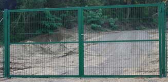 Puerta mallazo 300x50x5 lacado verde 2 hojas Puerta mallazo 300x50x5 lacado verde 2 hojas