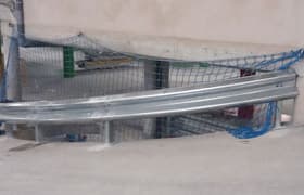 valla bionda curva en parking valla bionda curva en parking
