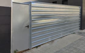 Valla opaca con puerta trastero Valla opaca con puerta trastero